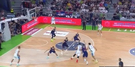 开云体育官网-休赛期更新武器库？勾手或成东契奇新杀招