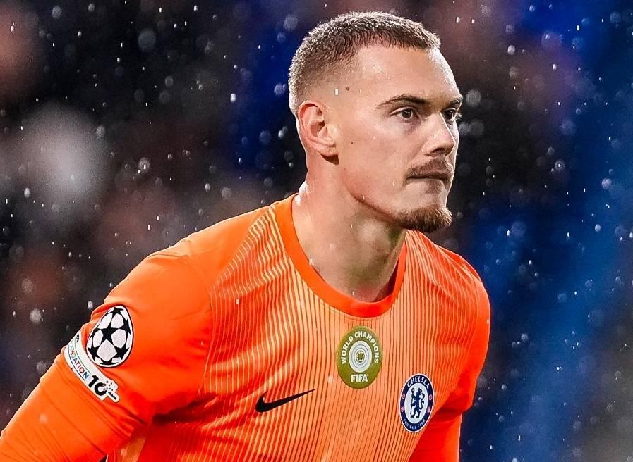 开云体育官网-约恩森无视詹姆斯呼唤准备直接离场，但被桑切斯拦住并喊去谢场